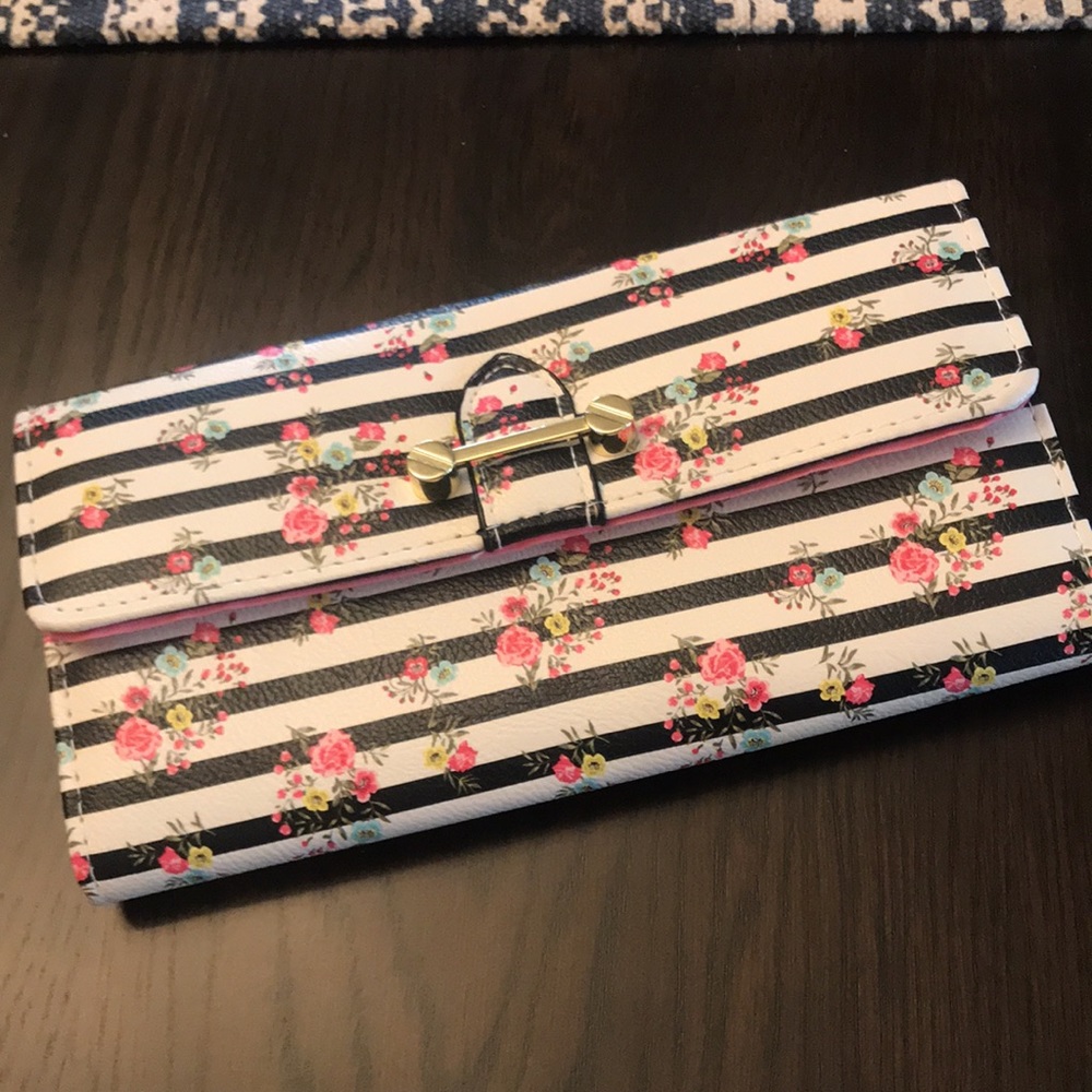 Pretty Wallet 🌸 - Picture 3 of 9